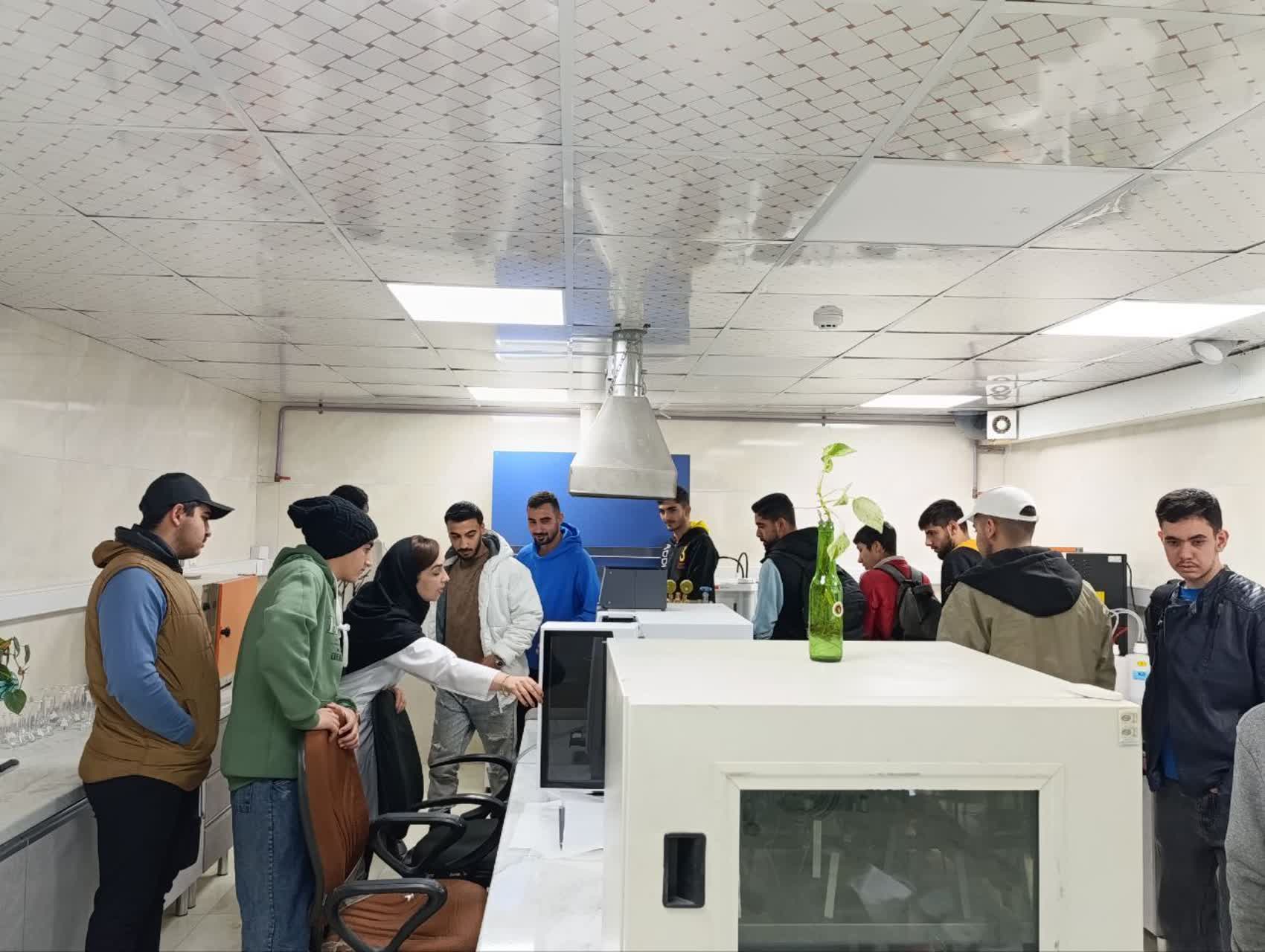 بازدید دانشجویان دانشگاه ملی مهارت از مرکز تحقیقات 