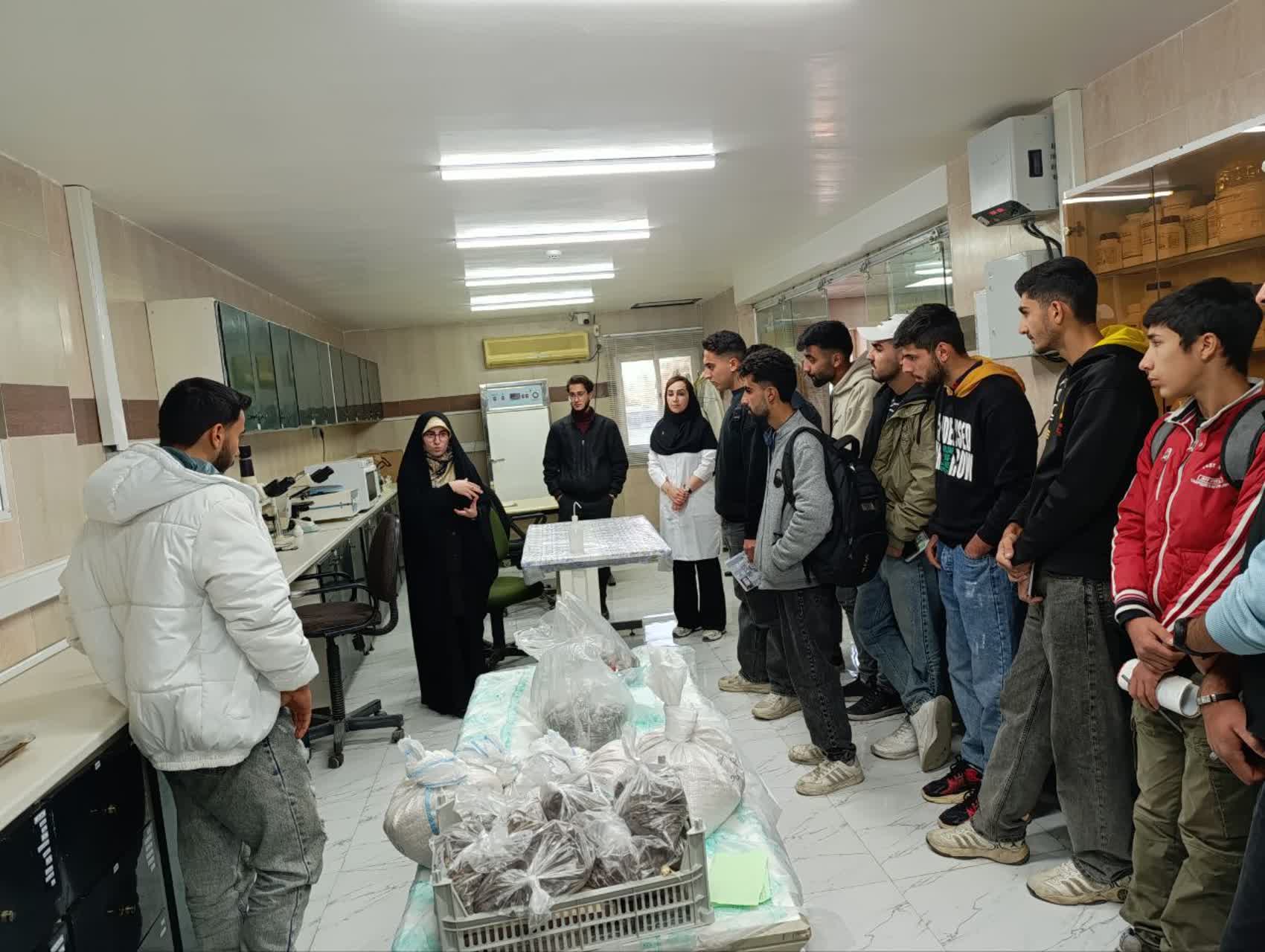 بازدید دانشجویان دانشگاه ملی مهارت از مرکز تحقیقات 